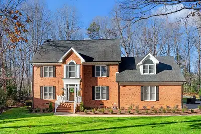Image de Lochmere neighborhood of Cary, in an Executive Four-King-Four-Bath Suite Retreat