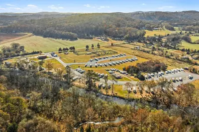 Image de 3-bedroom Bird's Nest Lodge in pleasant Cave Spring with Ac and charm