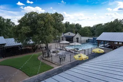 Image de Grand Riverfront Estate w/ Pool, Pavilion & Views