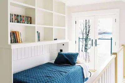 Image de Luxury Roxbury Pond Lakefront