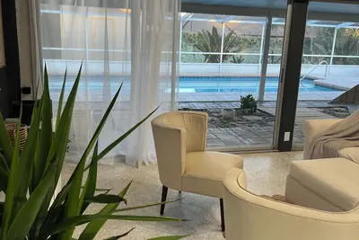 Image de Modern house with pool near Downtown