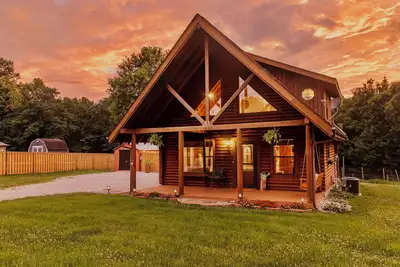 Image de Sip on bourbon in the hot tub or by the fire pit! +hiking~ game shed~ & more!