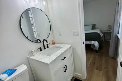 Image de Pace Home-Away-From-Home, Fully Renovated 3/2, Near Whiting Field. A+ Location!