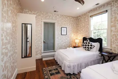 Image de The Helène Parlor - Spacious 4bd, 4ba - 2 Blocks from King St!