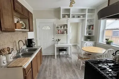 Image de Cozy furnished 2 bedroom, 1 bath apartment + Office Space.