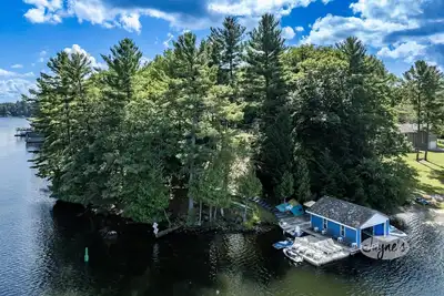 Image de 7 bed 5 bath cottage on Lake Muskoka