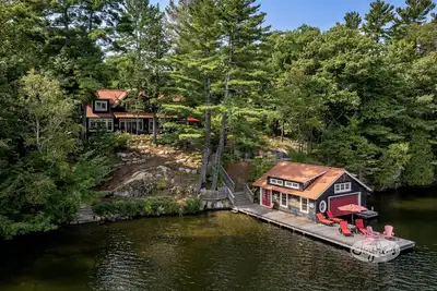 Image de 6 bed 4 bath cottage on Lake Rosseau with boathouse and sandy beach!