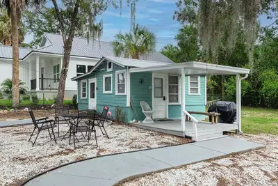Image de Serene, Peaceful, Old Florida Cottage. Steps to sunrise, sunset, & fishing.