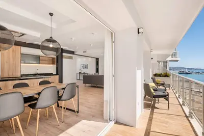 Image de Appartement Exclusif à Malaga : 4 Chambres, 8 Pers, Terrasse, Centre-Ville, Proche Attractions