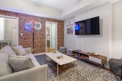 Image de Chic Apt with Private Deck and Parking