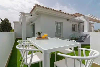 Image de Penthouse contemporain à Torremolinos avec terrasse et piscine, à deux pas de la plage