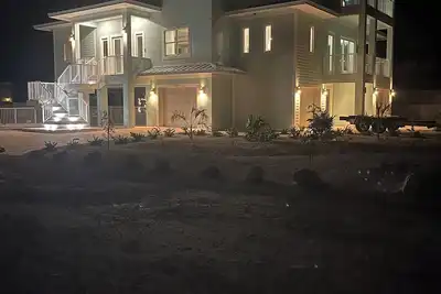 Image de New - Luxury Waterfront Island Home - Beach, Pool & Dock