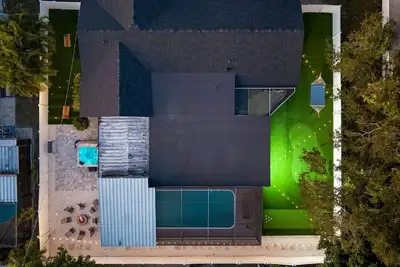Image de Breezy Livin' - Speakeasy - Pool - Spa - Game Room