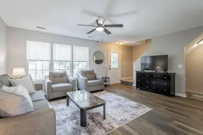 Image de Newly renovated home, across the street from a beautiful state nature park!