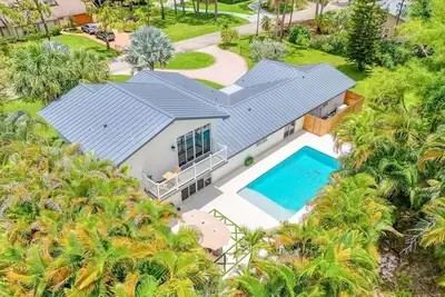 Image de Fresh Remodel Jupiter Retreat: 4br Family Oasis - Heated Pool - Putting Green