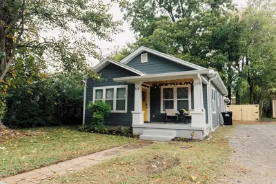 Image de The Little Blue House // 1 King & 3 Queen beds // 1 mile to downtown and Mtsu