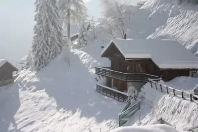 Image de Chalet spacieux pour 8 à 10 personnes à 250 mètres des pistes: 3 chambres doubles 1 chambre à lits s