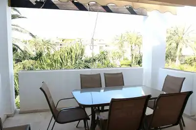 Image de Appartement 6 personnes bord de mer. Vues jardins