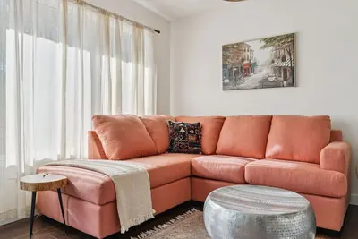 Image de Large Central Calgary Home for Groups & Families — Walk to C‑Train