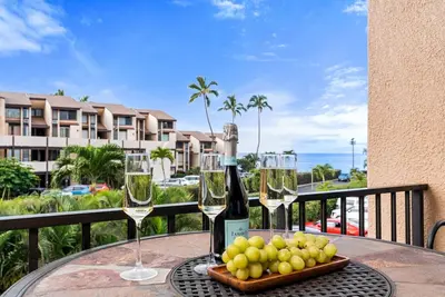 Image de Ocean Views! Walkable to Beach, Food and Shops
