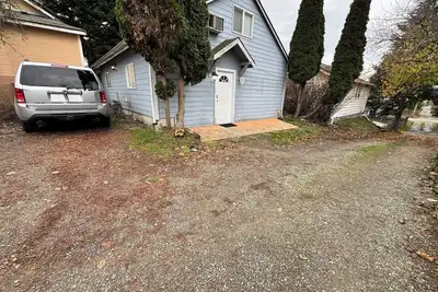 Image de Retro 90s Home Near Seattle Ferry Cozy & Family Friendly