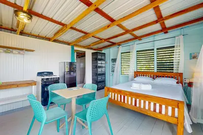Image de Rustic beachfront cabin with private deck, ocean views & family-friendly vibe