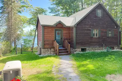 Image de Inviting Lakeside Home with direct dock access, patio seating, and gas fireplace