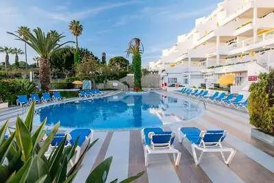 Image de Ideal for a Tropical Getaway! 3 Fully-furnished Suites, Beachfront, 2 Pools!
