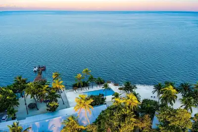 Image de Cozy King Studio by Water: 2 Units w/ Fridge, Kayak & Bike & Pool Access, Yoga!