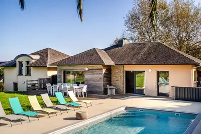 Image de Charmante maison à Lanvéoc avec piscine privée, utilisable aussi bien à.