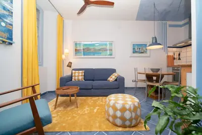 Image de Bel appartement deux pièces, soigneusement meublé, situé au rez-de-chaussée de la Via Pertossi, dans le centre historique d’Arona. Casa Azzurra est un appartement de 52 m² avec climatisation, comprenant un séjour/cuisine avec canapé-lit double, t