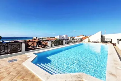 Image de Pool House, StarlinkWiFi, Air Conditioning! Direct access to shared rooftop pool!