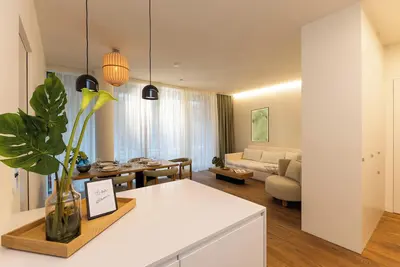 Image de Spacious modern apartment-feels like home - short or long, park view - center!