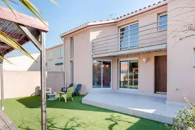 Image de Villa spacieuse à Gruissan, 4 chambres, jardin privé, clim, proche plage, idéal familles/amis