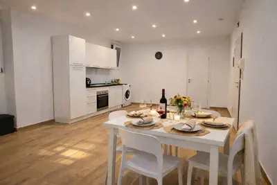 Image de 2-pièces tout confort rénové et climatisé – Centre de Menton