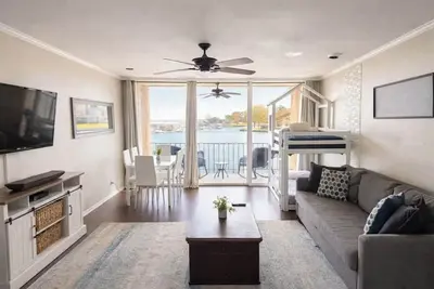 Image de Conroe Waterfront Retreat & Luxury Resort Setting