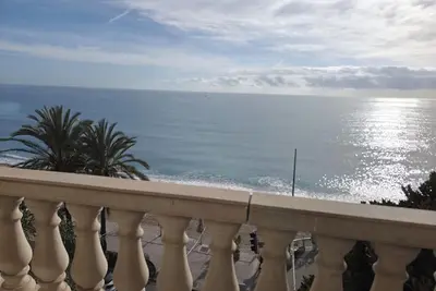 Image de Charming three-room beachfront apartment with enchanting sea view