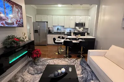 3br Executive Suite: Extended, Relocation & Renovation Stays • Pet-Friendly