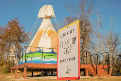 Image de Flip Flop Stop Teepee at The Edge—Unique Riverfront Glamping in Salt Lick, Ky
