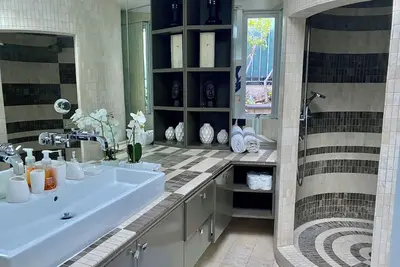 Image de Master suite with a pool view