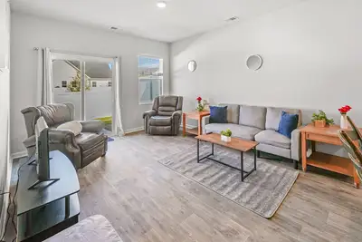 Image de New Modern 3br/3ba Townhome. Quiet Retreat w/Pool, Playground and Free Parking.