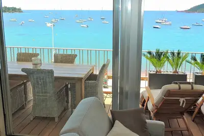Image de emplacement privilégié pour ce bel appartement en front de mer