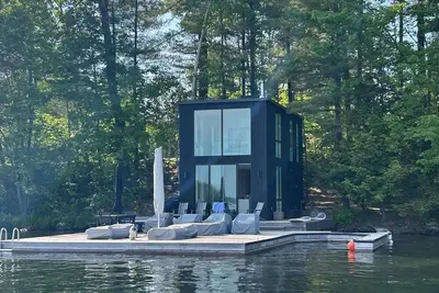 Image de Unique 2+ bed 3+ bath Lake Rosseau cottage on the water