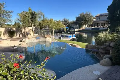 Image de Spacious 5-bedroom Waterfront Home w/ Dock and Pool    Chandler Az