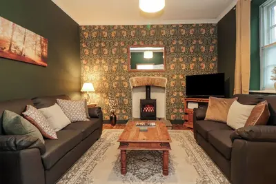 Daisy Cottage, pet friendly, with open fire in Pickering