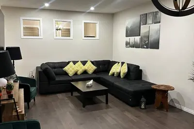 Image de Stylish New Home With Deck and Private Entry