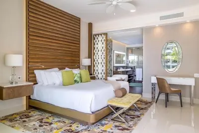 Image de Luxurious 1-bedroom suite with an ocean view at this 5-star resort in Cancun.