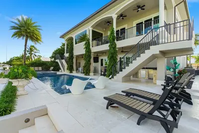 Image de Southern Palms -Luxury 5 Bd/ 6 Bath waterfront home on wide canal in Key Colony Beach, private pool and hot tub, 32' Dockage, Minutes to Atlantic Ocean, Easy Access. Newer Construction. Ice Maker, All Bedrooms with Ensuite Bathrooms, Stunning water views