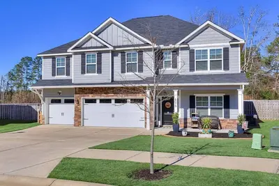 Image de Charming Masters Week Home with 1/2 acre backyard.