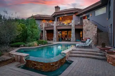Image de Luxury Estate with 4 Master Suites, Heated Pool, Media Room, near Golf Resorts